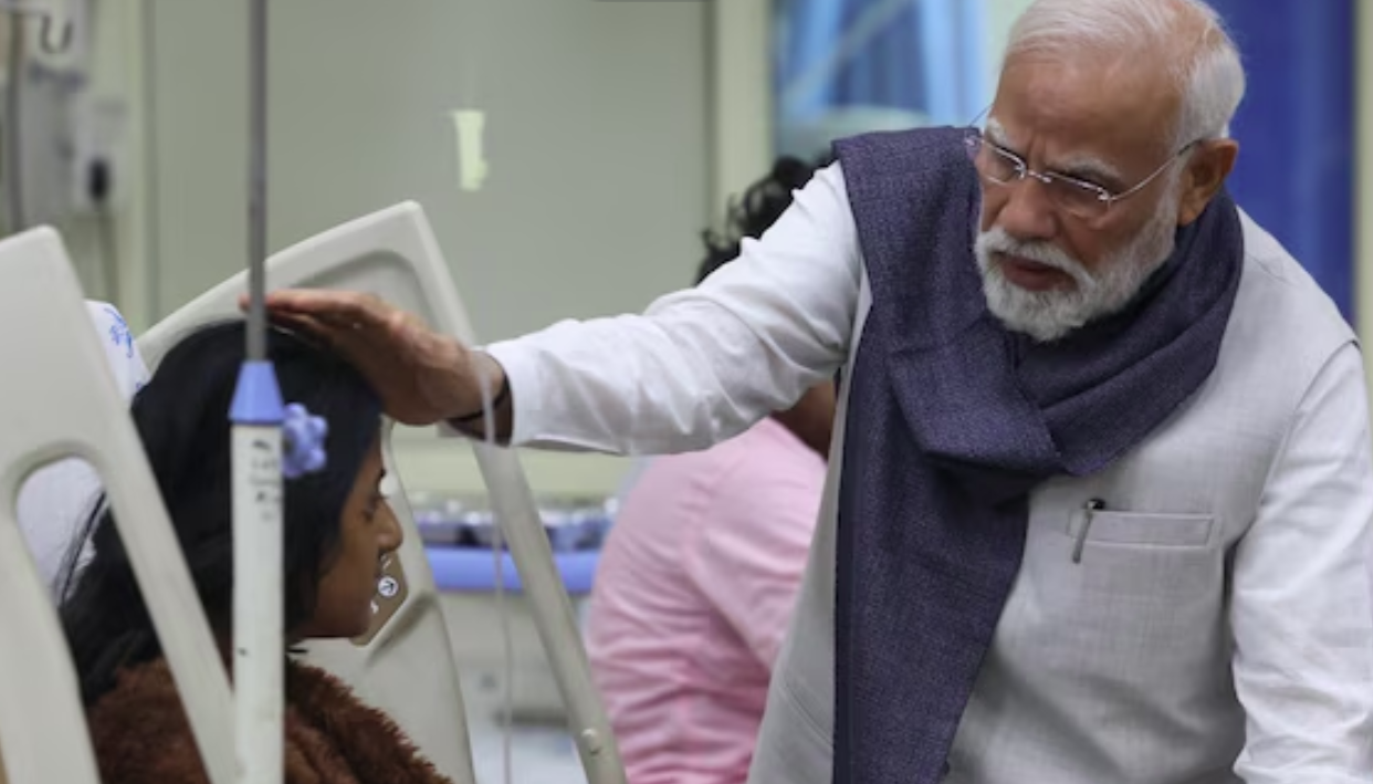 भूटान से लौटते ही एयरपोर्ट से सीधे LNJP अस्पताल पहुंचे प्रधानमंत्री मोदी, घायलों का जाना हाल