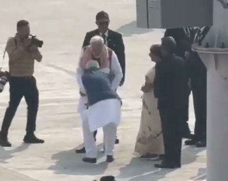 पटना -शपथ ग्रहण समारोह के बाद विदा करने वक्त प्रधानमंत्री के सम्मान में सीएम नीतीश कुमार ने छूए पैर