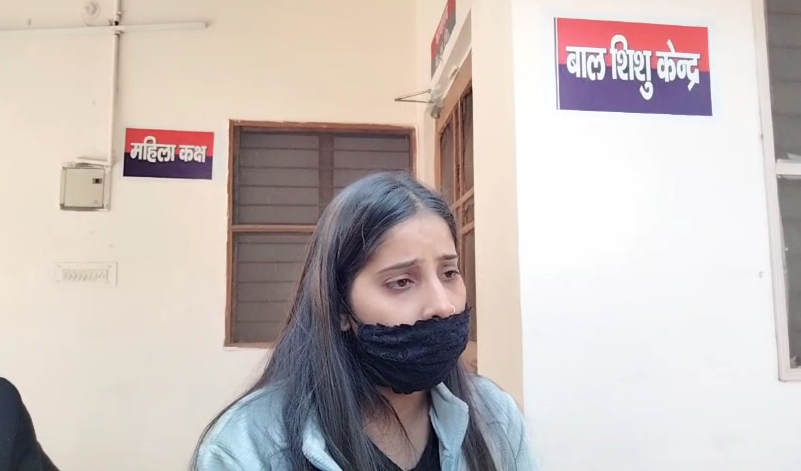 meerut-kachahri-me-yuvati-se-marpeet-ex-lover-wife