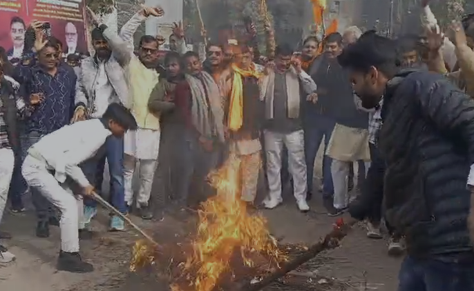 बांदा में VHP–बजरंग दल का प्रदर्शन, बांग्लादेशी जिहादी संगठन का पुतला दहन