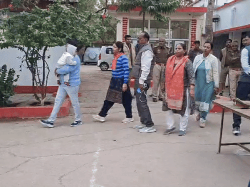जालौन में लेडी BDO रिश्वत लेते पकड़ी: 1 लाख फेंककर भागी, विजिलेंस ने दौड़ाकर पकड़ा