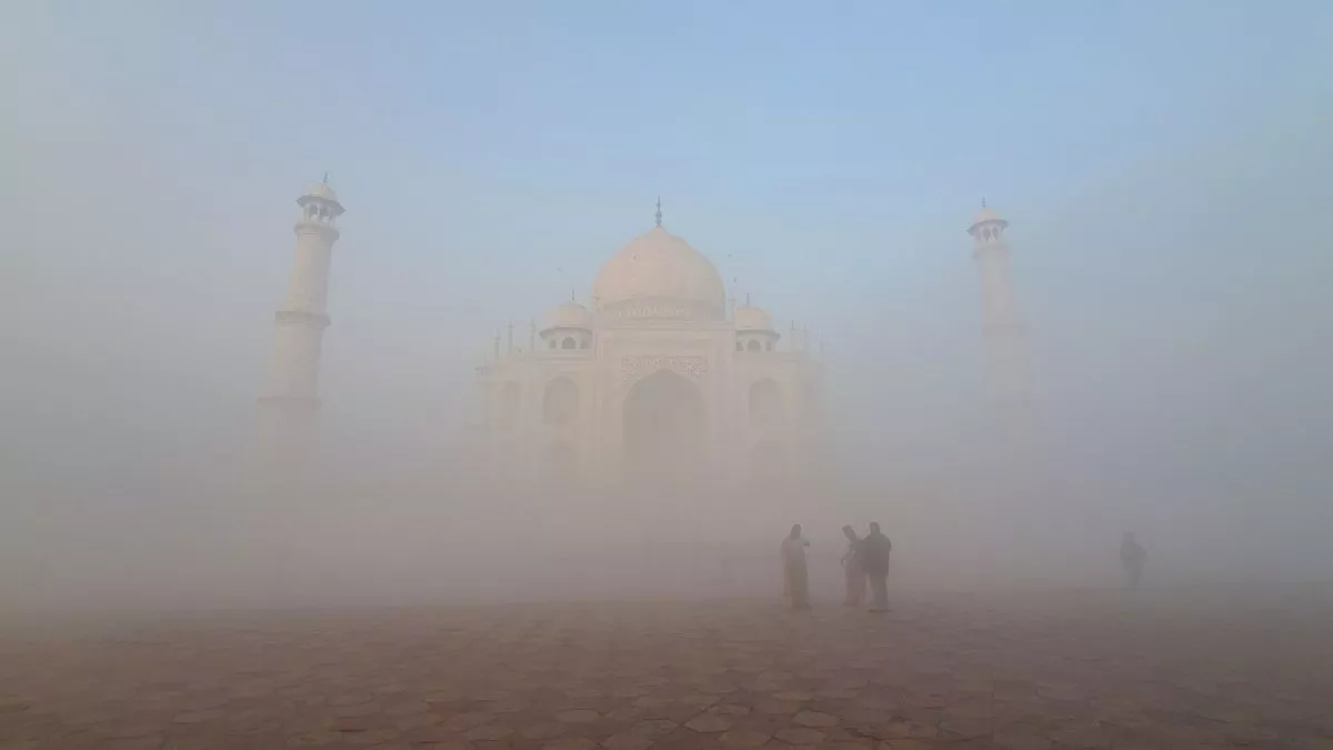 शीतलहर और घने कोहरे की चादर में लिपटा ताजमहल, आगरा में ठंड ने बढ़ाई मुश्किलें