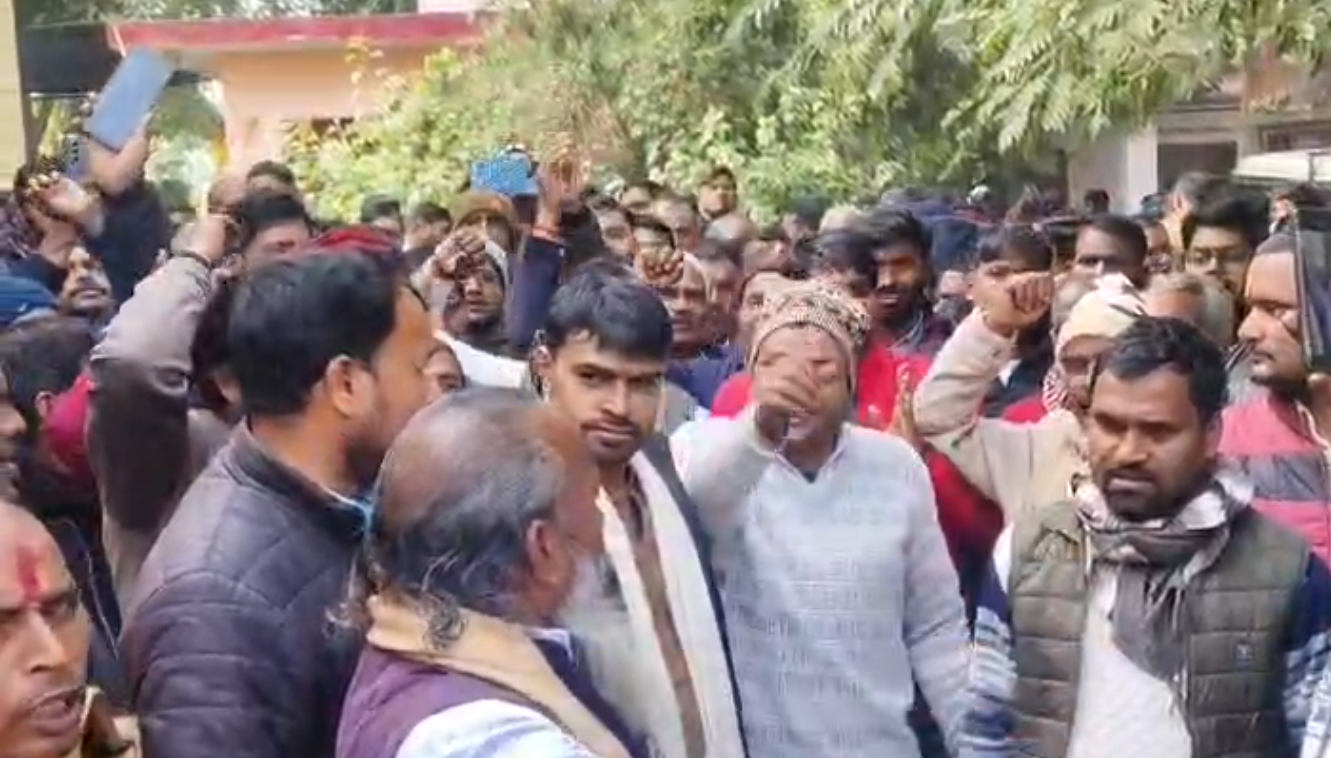 amethi-musafirkhana-sdm-support-fariyadi-lawyers-protest