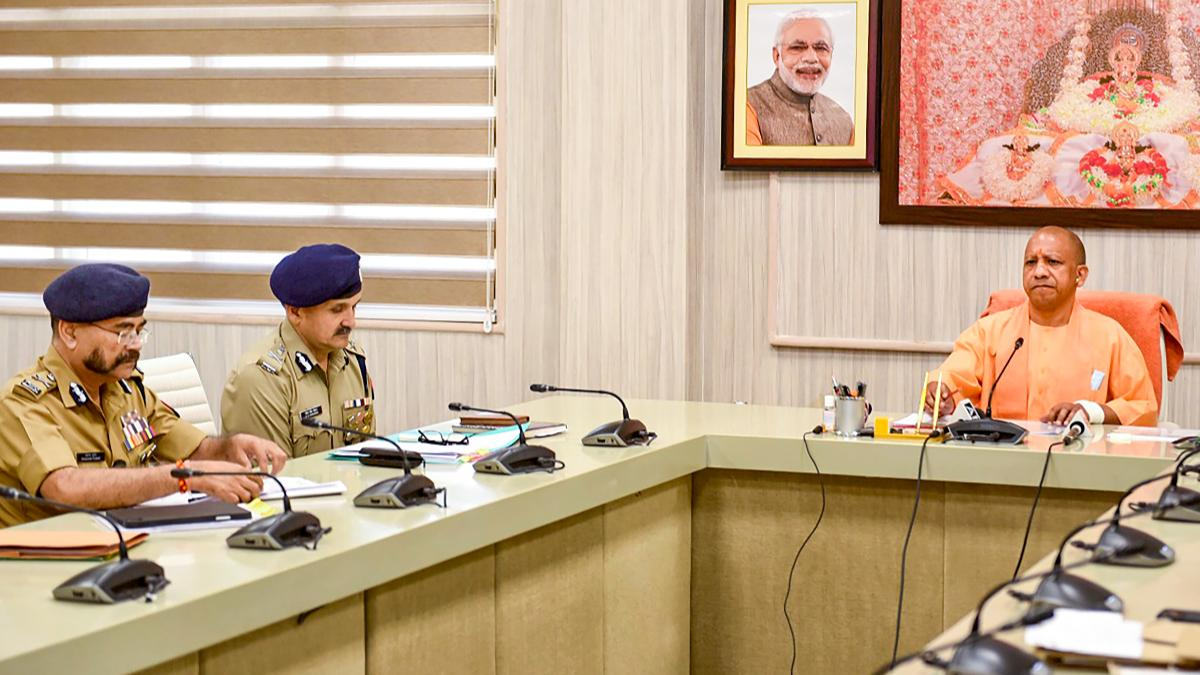 मुख्यमंत्री योगी आदित्यनाथ ने अधिकारियों को दिए सख्त निर्देश, गलत रिपोर्ट पर होगी एफआईआर