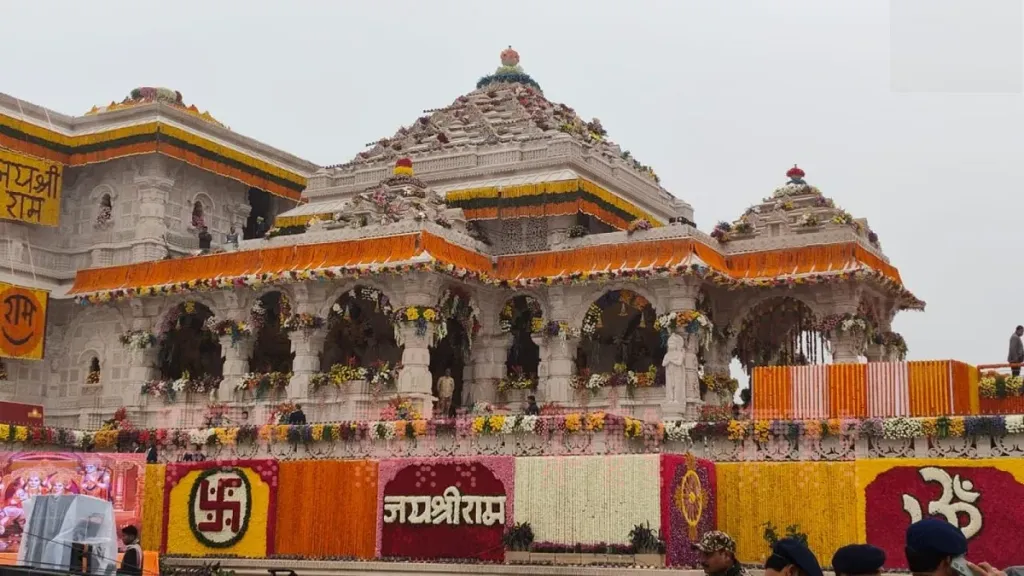 अयोध्या में हनुमान जयंती का भव्य आयोजन, राम मंदिर पर ध्वजारोहण और बजरंग दल की प्रमुख भूमिका