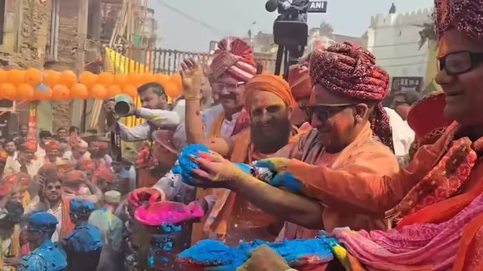 आंखों पर काला चश्मा, हाथों में गुलाल और फूल, गोरखपुर में कुछ इस अंदाज में खेली सीएम योगी आदित्यनाथ ने होली