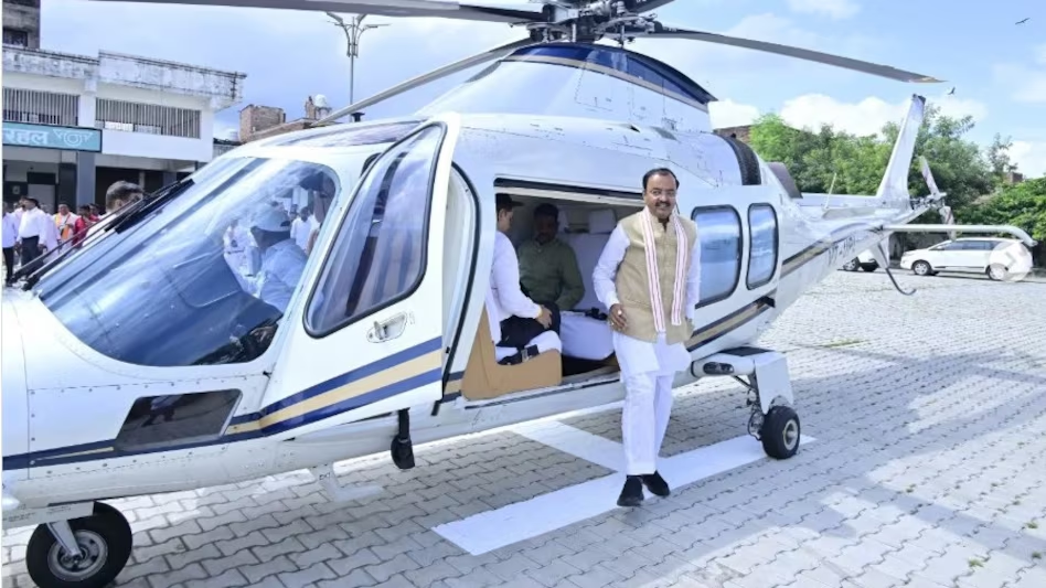 लखनऊ में डिप्टी सीएम केशव प्रसाद मौर्य के हेलीकॉप्टर की इमरजेंसी लैंडिंग, तकनीकी खराबी से भर गया था धुआं