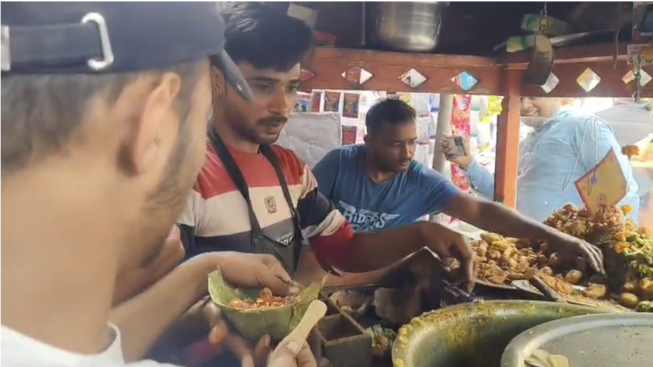 टी20 में भारत की जीत पर अमेठी में जश्न, दुकानदार ने लोगों को मुफ्त में खिलाई चाट