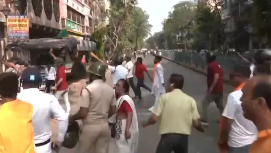 PM Modi Kolkata Rally : कोलकाता में पीएम मोदी की रैली से पहले बीजेपी-टीएमसी कार्यकर्ताओं में झड़प, पत्थरबाजी से बढ़ा तनाव