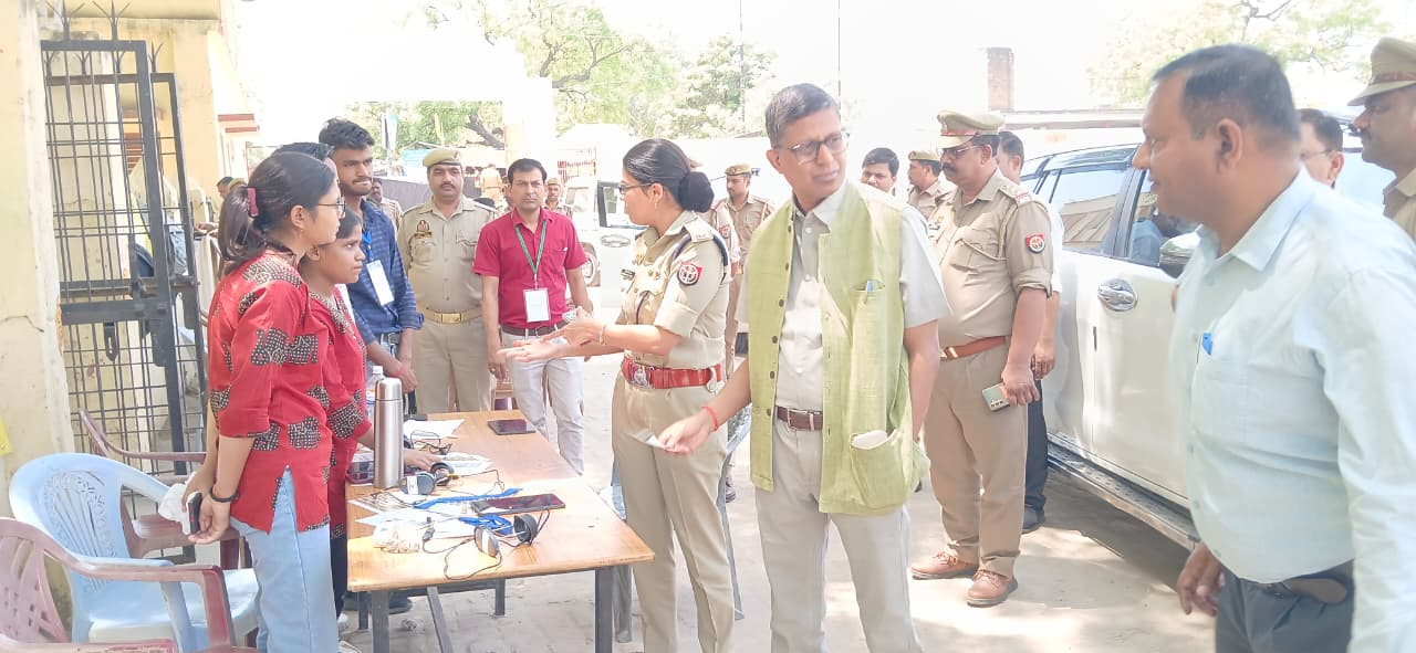 कानपुर देहात: होमगार्ड भर्ती परीक्षा केंद्र का DM और SP ने किया निरीक्षण, निष्पक्ष परीक्षा के दिए सख्त निर्देश