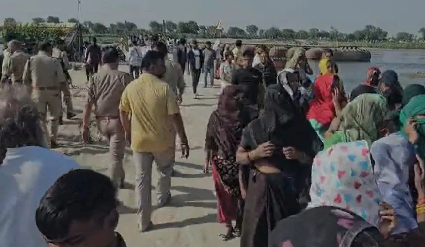 BreakingNews : वृंदावन में बड़ा हादसा, श्रद्धालुओं से भरी नाव पलटी 6 की मौत, कई लापता
