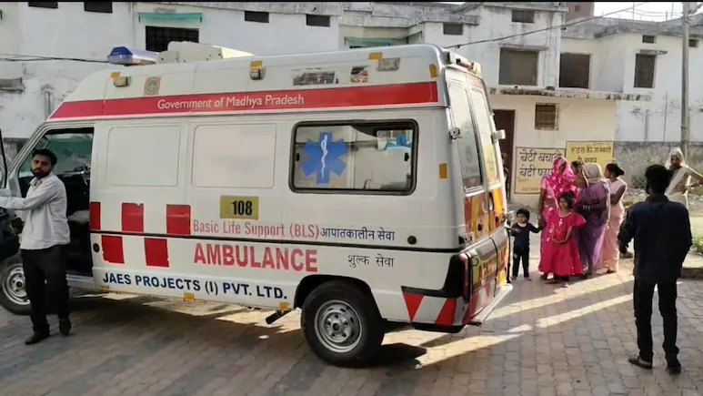 मैहर NH-30 पर भीषण सड़क हादसा: ट्रैक्टर-ट्रॉली को ट्रेलर ने मारी टक्कर, 15 से ज्यादा लोग घायल