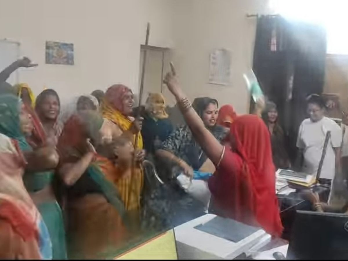 मथुरा: गोवर्धन में स्मार्ट मीटर के खिलाफ हंगामा: बिजली बिल बढ़ोतरी पर महिलाओं का बिजली घर में प्रदर्शन